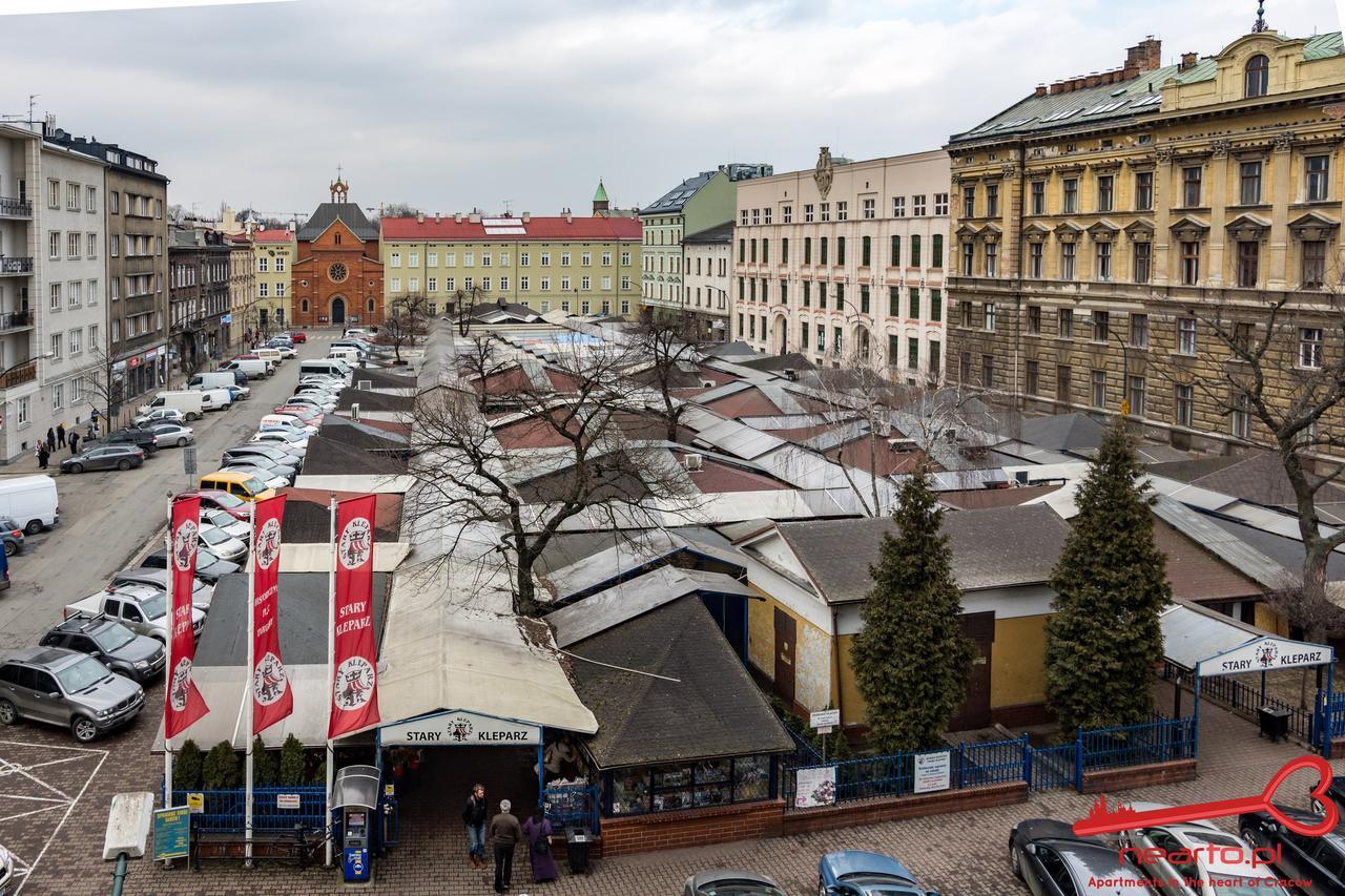 Luxury Nearto Main Square Apartment